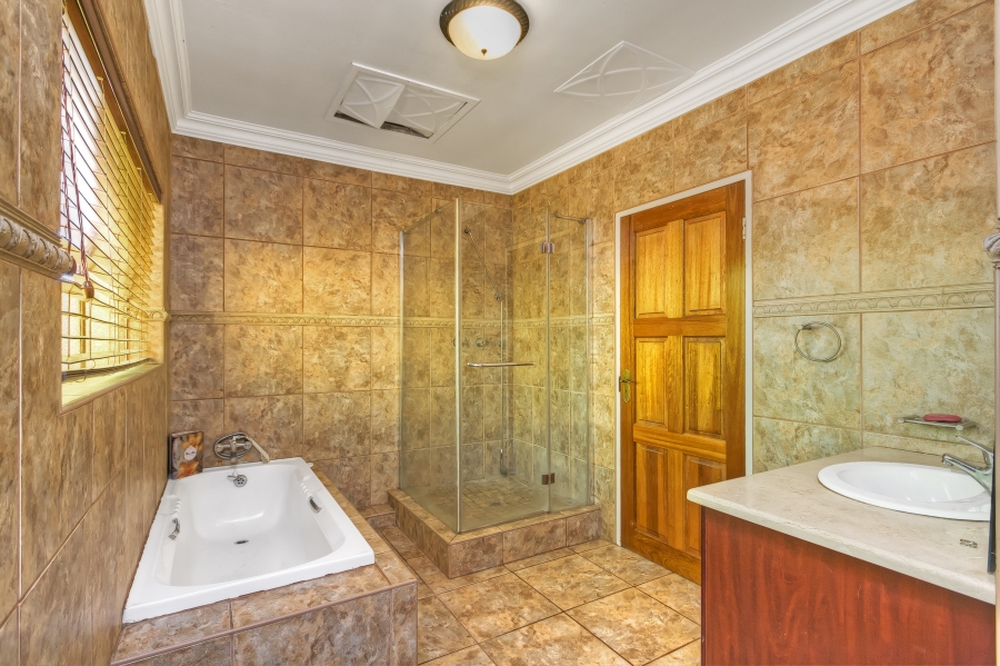 7 Bedroom Property for Sale in Mulbarton Gauteng