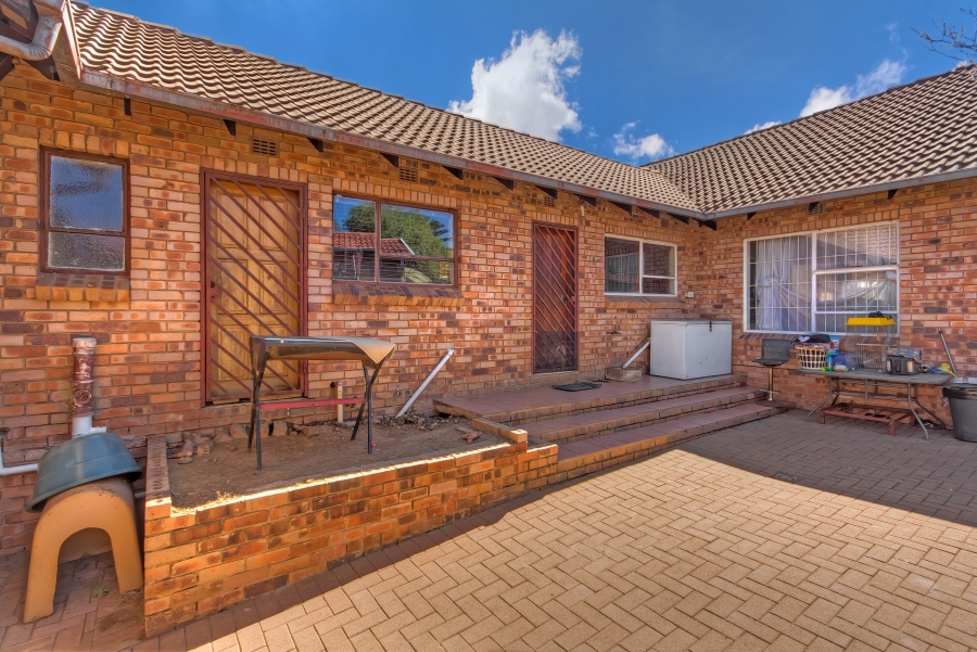 7 Bedroom Property for Sale in Mulbarton Gauteng