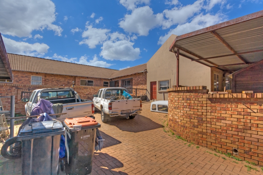 7 Bedroom Property for Sale in Mulbarton Gauteng