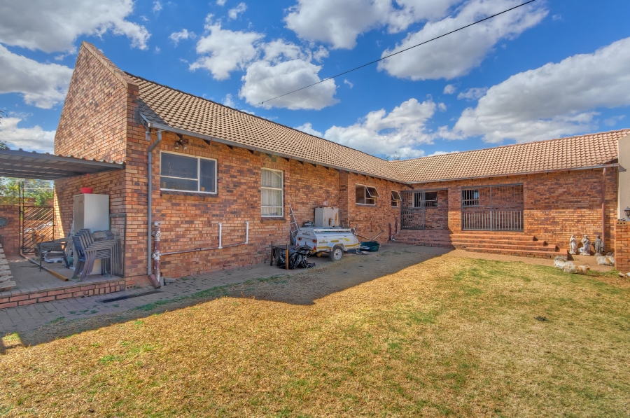7 Bedroom Property for Sale in Mulbarton Gauteng