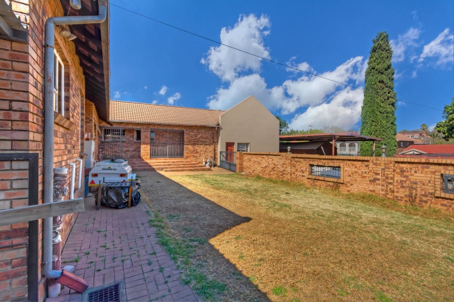 7 Bedroom Property for Sale in Mulbarton Gauteng
