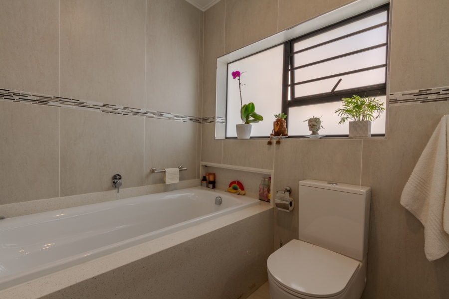 5 Bedroom Property for Sale in Die Wilgers Gauteng