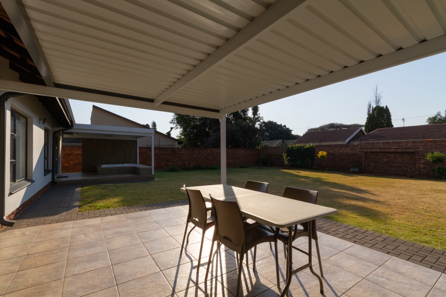 5 Bedroom Property for Sale in Die Wilgers Gauteng