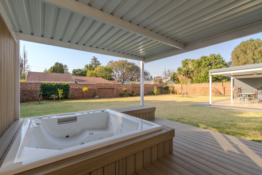 5 Bedroom Property for Sale in Die Wilgers Gauteng