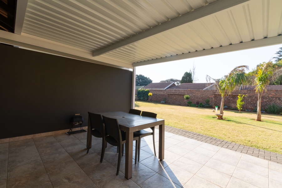 5 Bedroom Property for Sale in Die Wilgers Gauteng