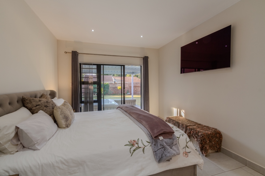 5 Bedroom Property for Sale in Die Wilgers Gauteng