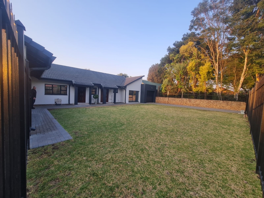 5 Bedroom Property for Sale in Die Wilgers Gauteng