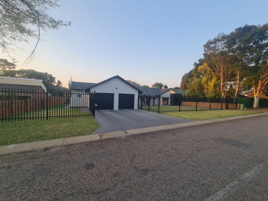 5 Bedroom Property for Sale in Die Wilgers Gauteng