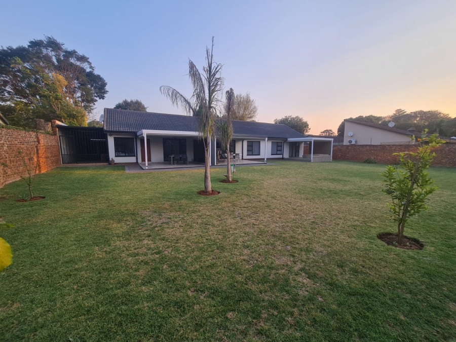 5 Bedroom Property for Sale in Die Wilgers Gauteng