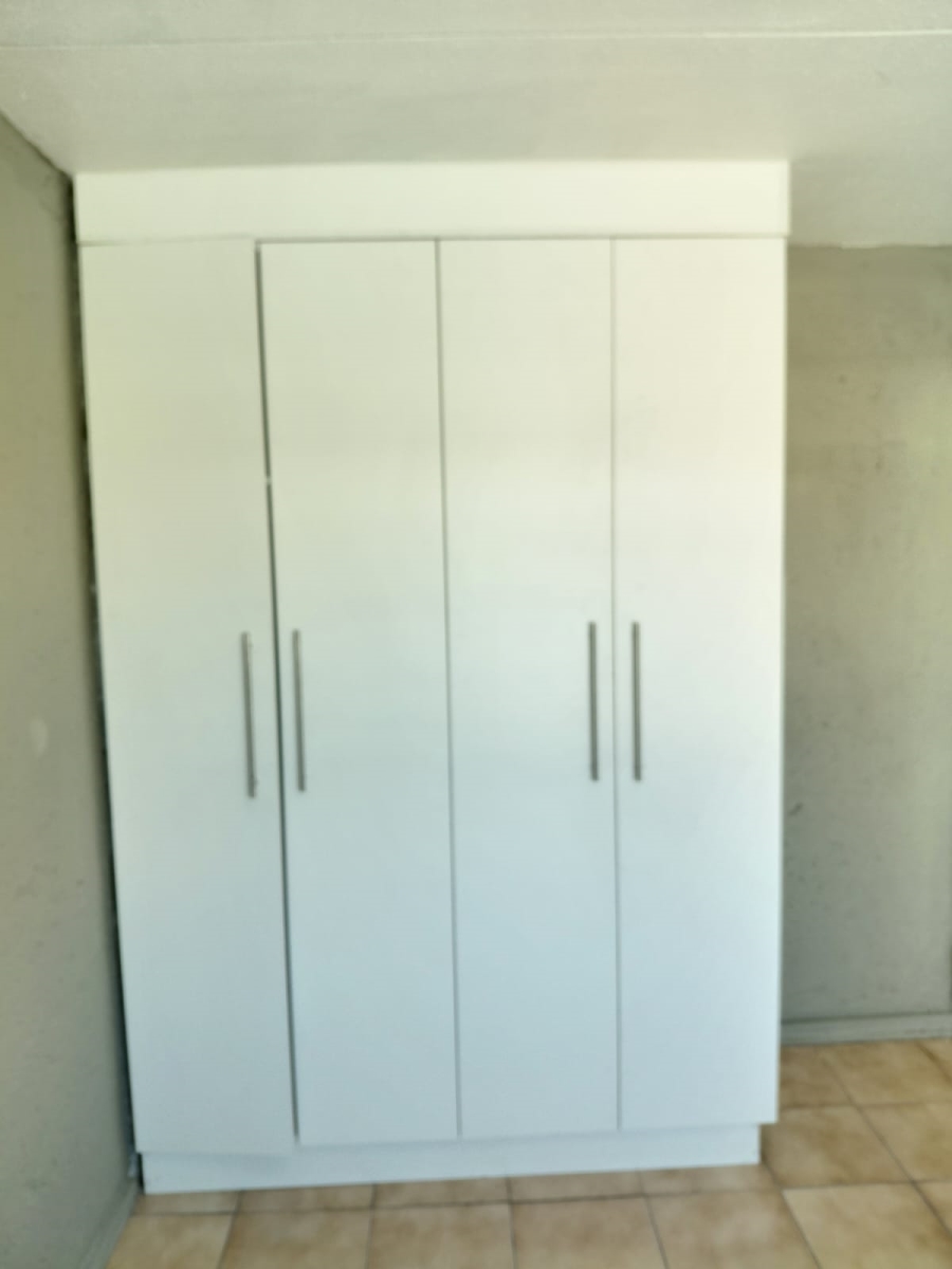 To Let 2 Bedroom Property for Rent in Vorna Valley Gauteng