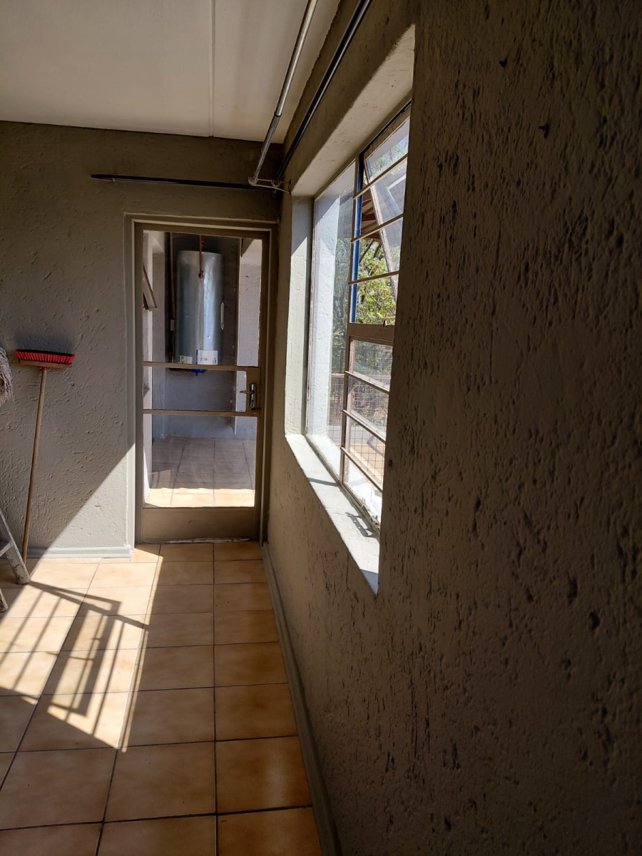 To Let 2 Bedroom Property for Rent in Vorna Valley Gauteng