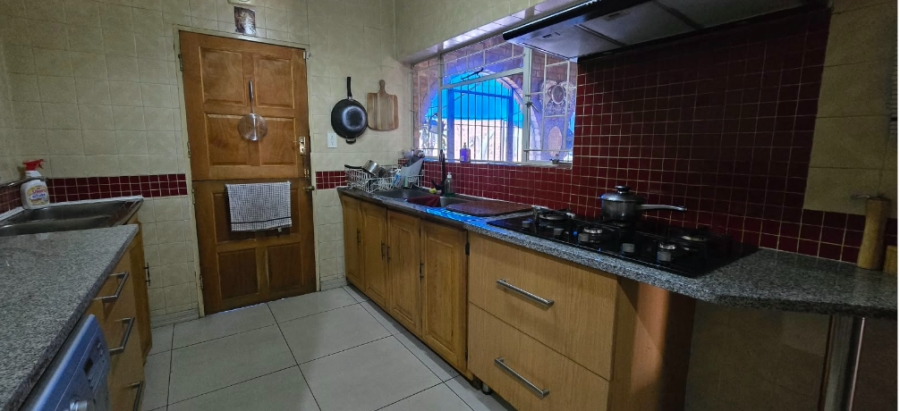5 Bedroom Property for Sale in Mountain View Gauteng