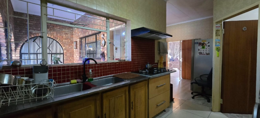 5 Bedroom Property for Sale in Mountain View Gauteng