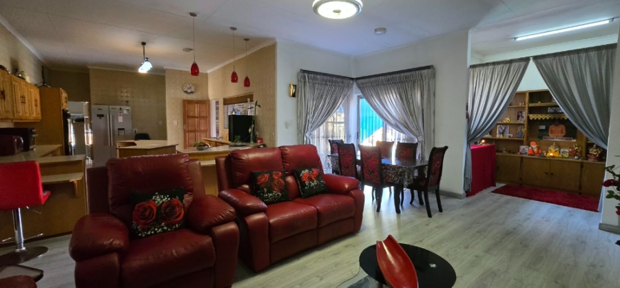 5 Bedroom Property for Sale in Mountain View Gauteng