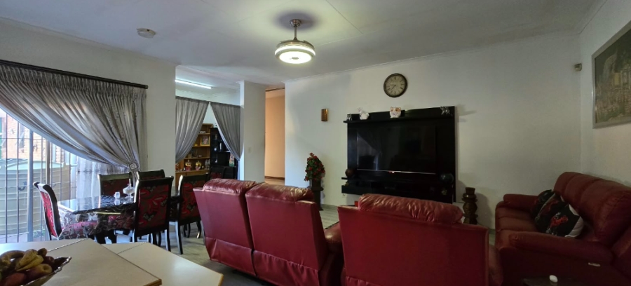 5 Bedroom Property for Sale in Mountain View Gauteng