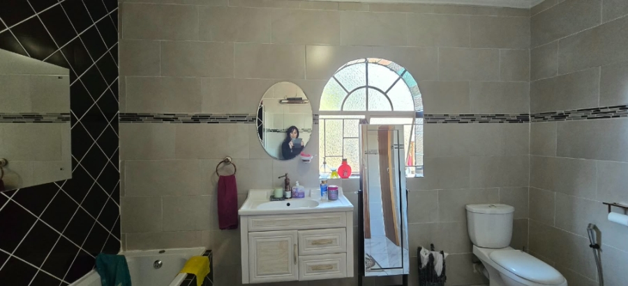 5 Bedroom Property for Sale in Mountain View Gauteng