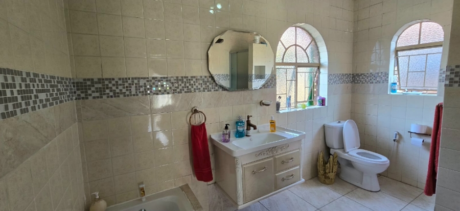 5 Bedroom Property for Sale in Mountain View Gauteng