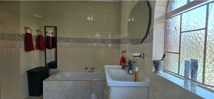 5 Bedroom Property for Sale in Mountain View Gauteng