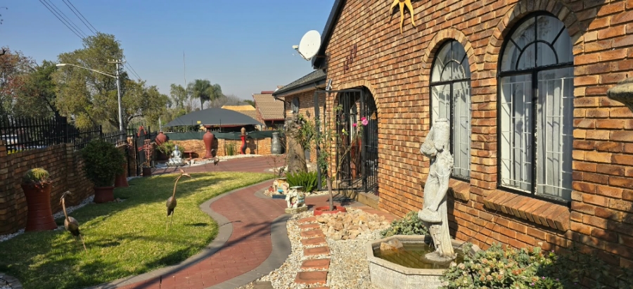 5 Bedroom Property for Sale in Mountain View Gauteng