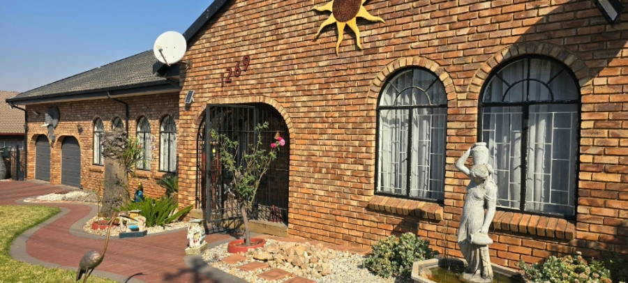 5 Bedroom Property for Sale in Mountain View Gauteng