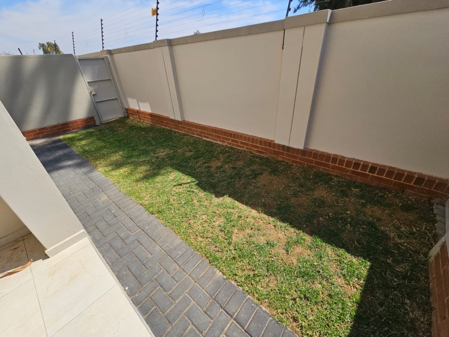 To Let 2 Bedroom Property for Rent in Magaliessig Gauteng