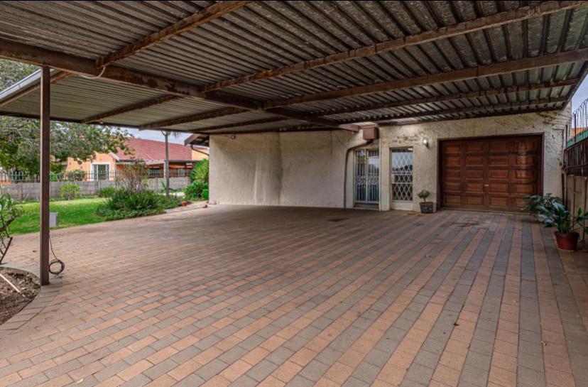 4 Bedroom Property for Sale in Rhodesfield Gauteng