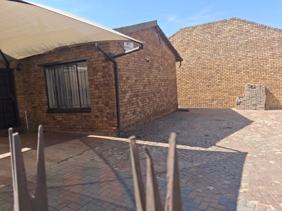2 Bedroom Property for Sale in Daveyton Gauteng
