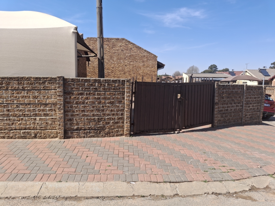 2 Bedroom Property for Sale in Daveyton Gauteng