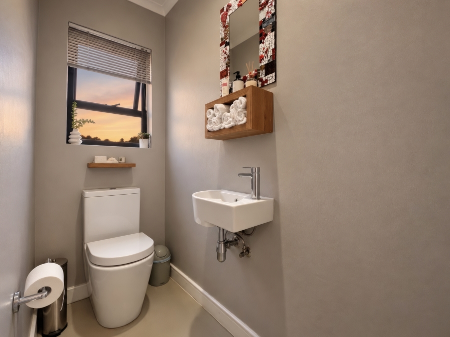 5 Bedroom Property for Sale in Copperleaf Estate Gauteng
