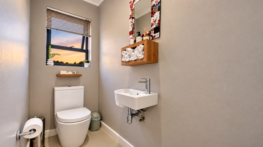 5 Bedroom Property for Sale in Copperleaf Estate Gauteng