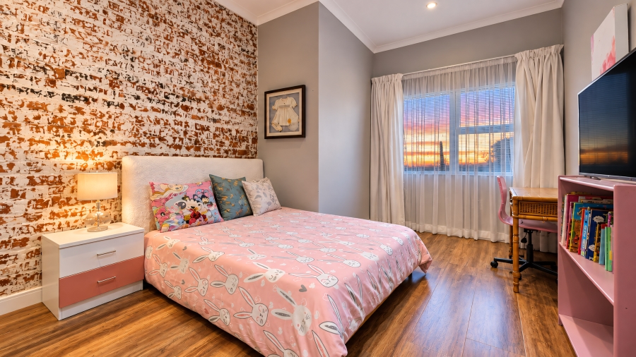 5 Bedroom Property for Sale in Copperleaf Estate Gauteng