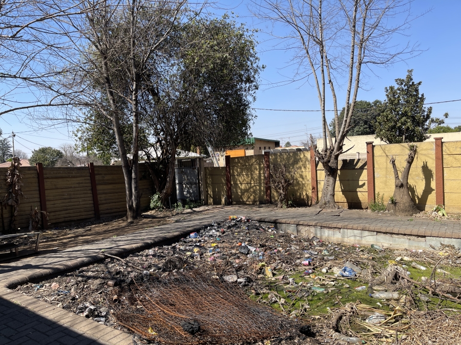 8 Bedroom Property for Sale in Peacehaven Gauteng