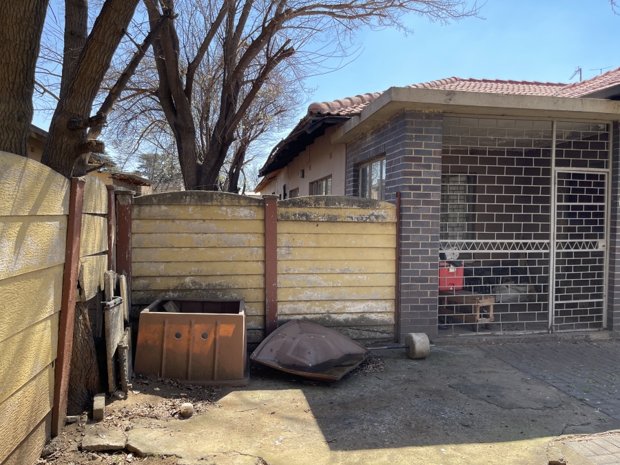 8 Bedroom Property for Sale in Peacehaven Gauteng