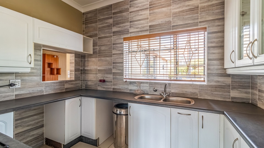5 Bedroom Property for Sale in Hurlyvale Gauteng
