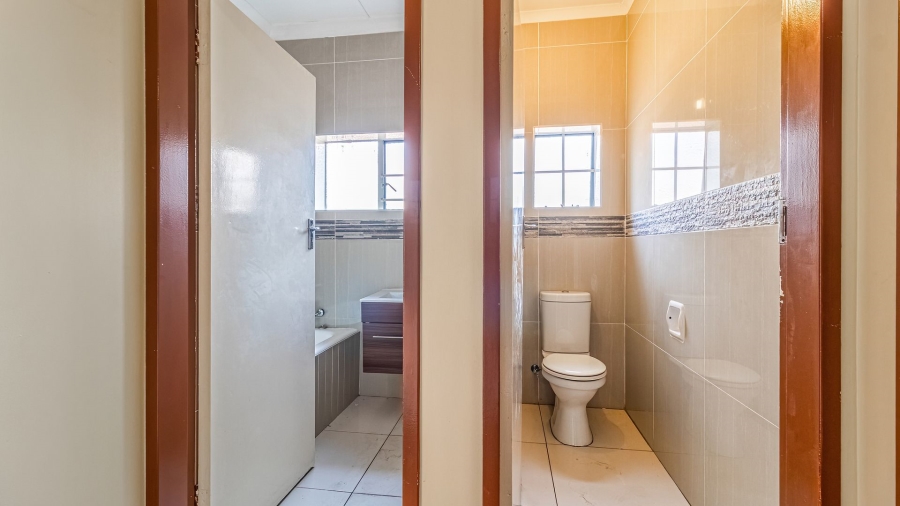 5 Bedroom Property for Sale in Hurlyvale Gauteng