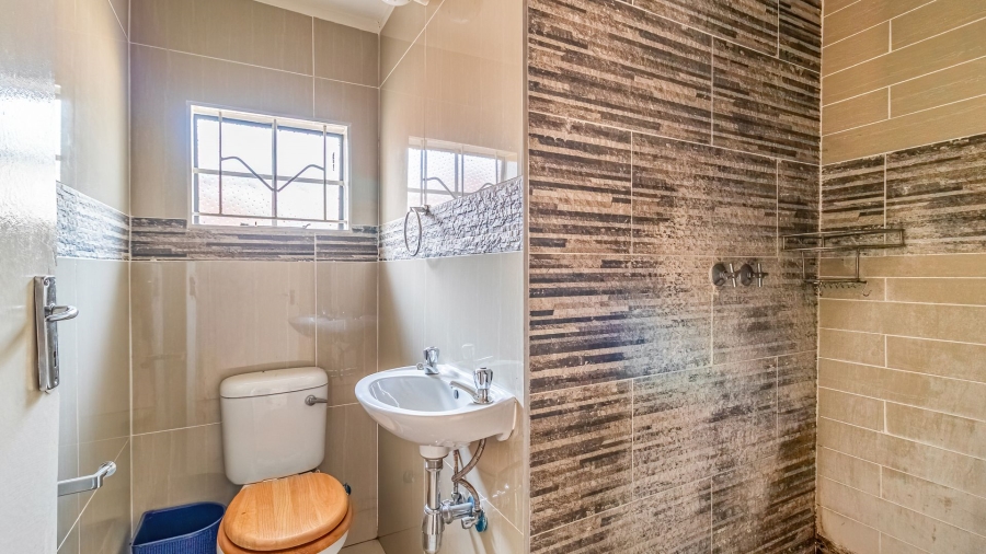 5 Bedroom Property for Sale in Hurlyvale Gauteng