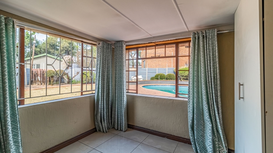 5 Bedroom Property for Sale in Hurlyvale Gauteng