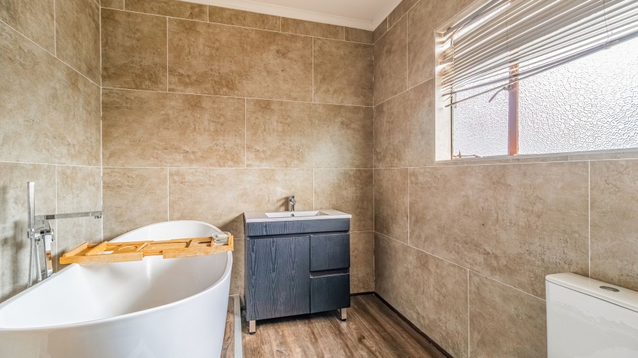 5 Bedroom Property for Sale in Hurlyvale Gauteng