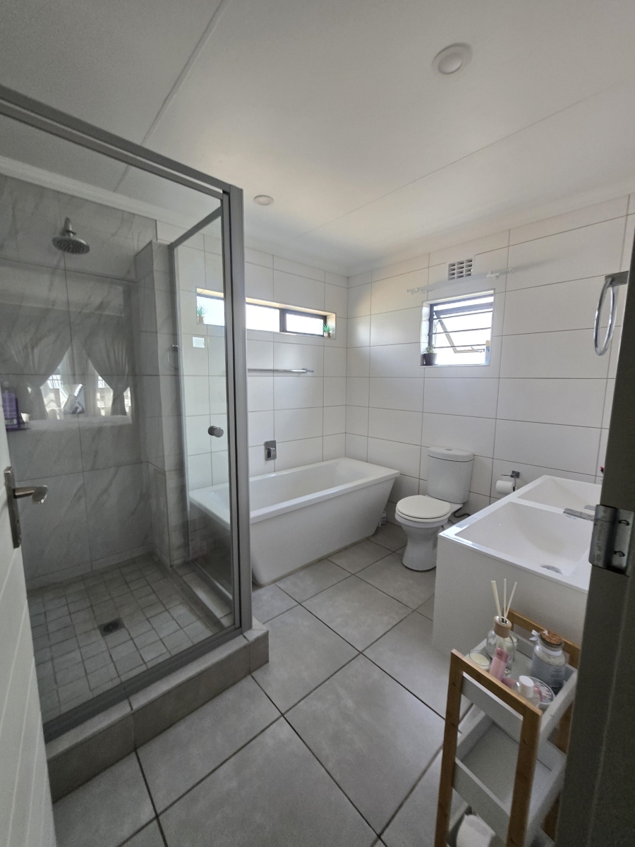 To Let 3 Bedroom Property for Rent in Lion Pride Gauteng