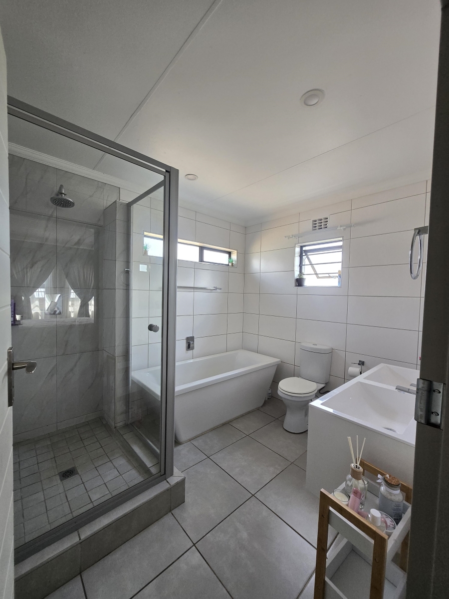 To Let 3 Bedroom Property for Rent in Lion Pride Gauteng