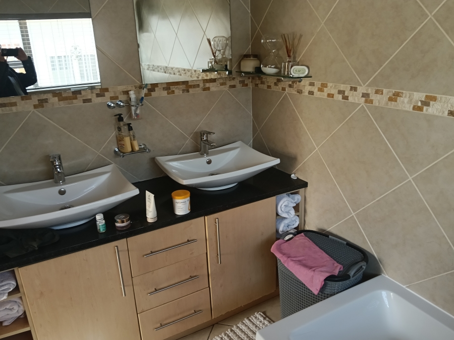 To Let 4 Bedroom Property for Rent in Marlands Gauteng