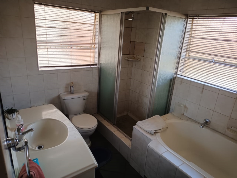 3 Bedroom Property for Sale in Mondeor Gauteng