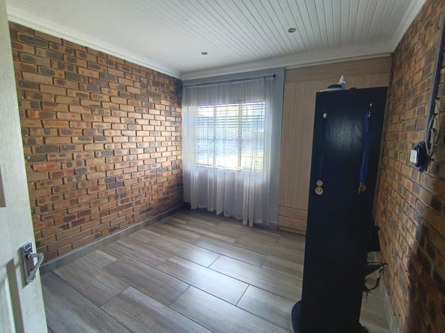 4 Bedroom Property for Sale in Sunair Park Gauteng