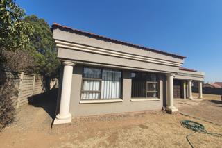 To Let 4 Bedroom Property for Rent in Klippoortjie Gauteng