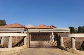 To Let 4 Bedroom Property for Rent in Klippoortjie Gauteng