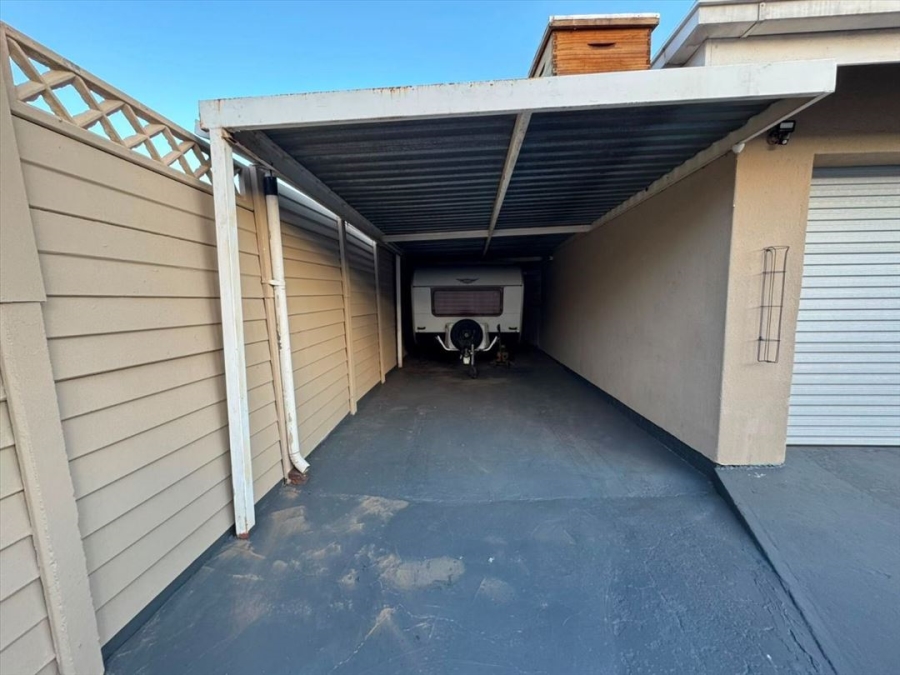 4 Bedroom Property for Sale in Glen Marais Gauteng