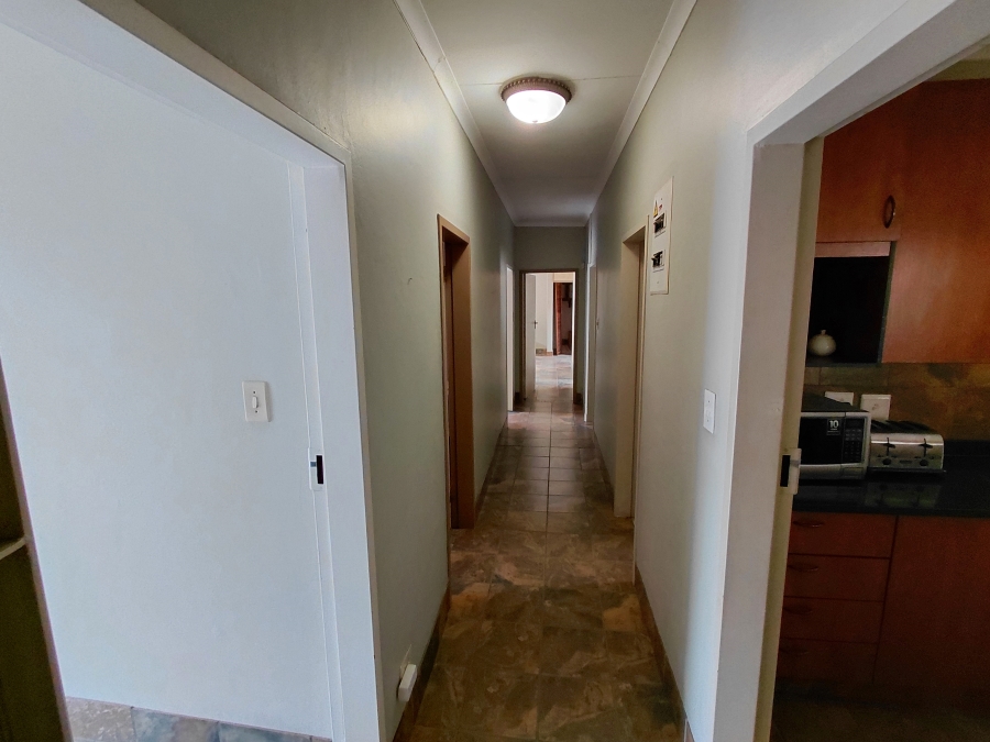 5 Bedroom Property for Sale in Waterkloof Ridge Gauteng