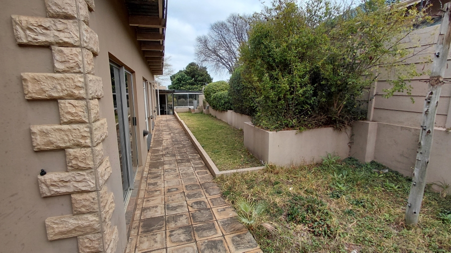 5 Bedroom Property for Sale in Waterkloof Ridge Gauteng