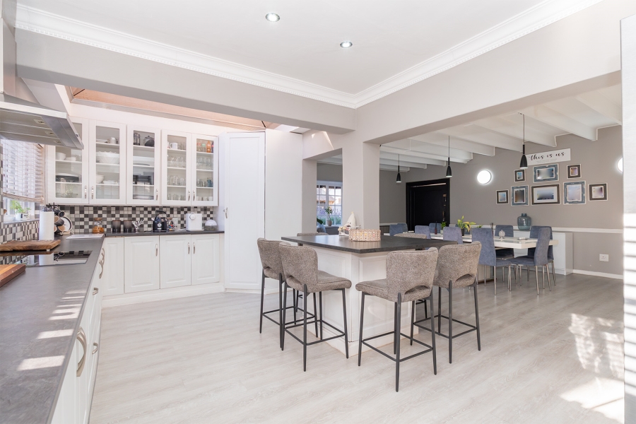 5 Bedroom Property for Sale in Lakefield Gauteng