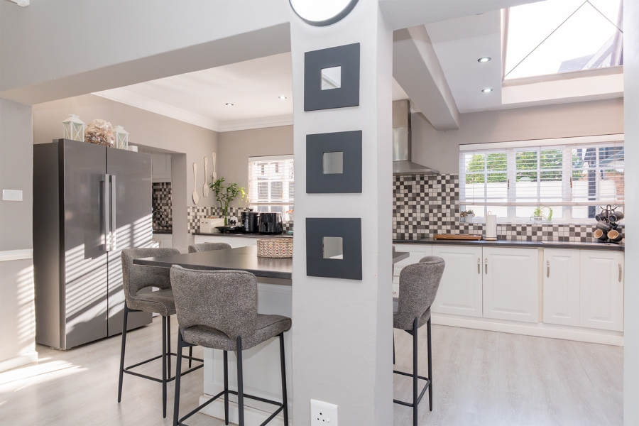 5 Bedroom Property for Sale in Lakefield Gauteng